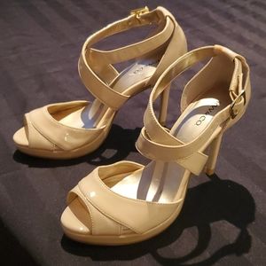 RARE RW$CO. WOMANS BLUSH STILETTO HEELS SIZE 6